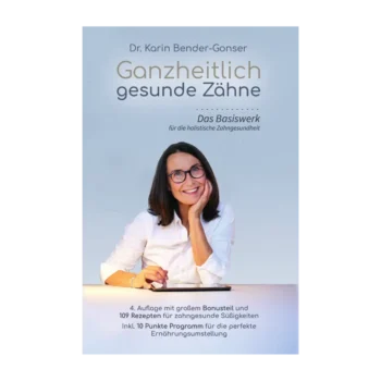 Vorderseite des Buchs "Ganzheitlich gesunde Zähne 4. Auflage" mit blauer und beiger Schrift auf hellblauem Hintergrund. Das Foto von Dr. Karin Bender-Gonser zeigt sie sitzend und freundlich in die Kamera lächelnd mit ihr Kinn auf eine Hand stützend am Tablett.
